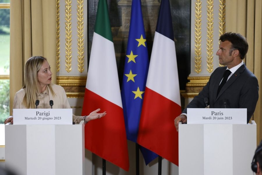Η Meloni ισοπεδώνει τον Macron: Όχι στην αποστολή δύναμης του ΝΑΤΟ στην Ουκρανία – Επιτέλους να προσέχουμε τι λέμε