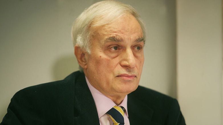 Σε κρίσιμη κατάσταση συνεχίζει να νοσηλεύεται ο Μανώλης Μαυρομμάτης