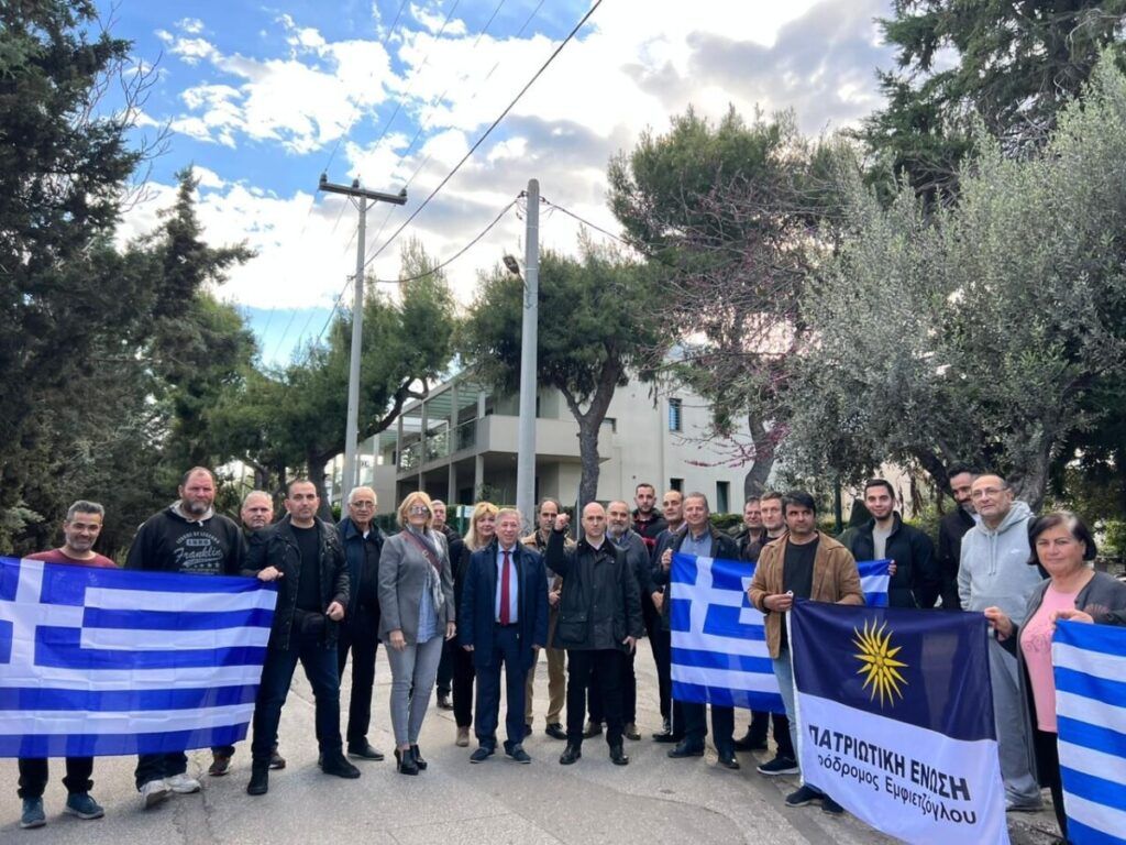 Ελληνικές Σημαίες έξω από την πρεσβεία του Πακιστάν!