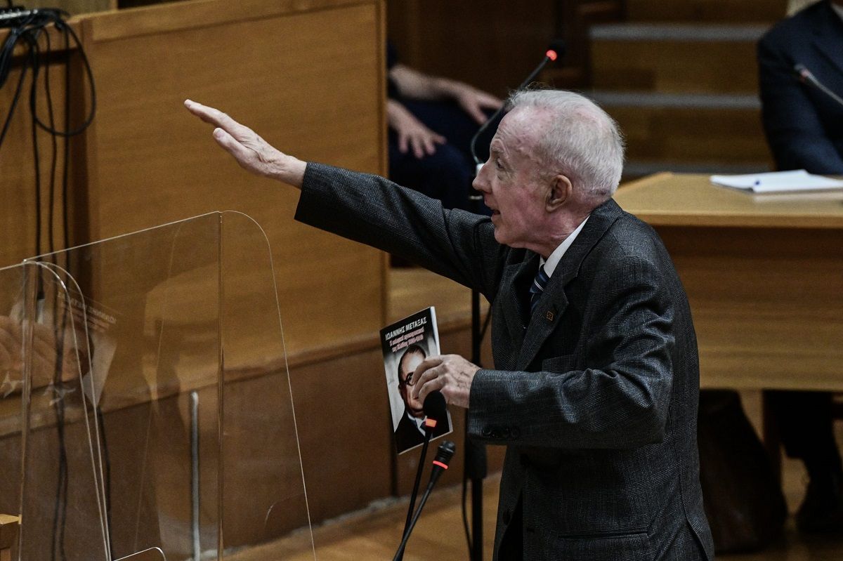 ΣΤΗΝ ΑΝΤΕΠΙΘΕΣΗ Ο ΚΩΣΤΑΣ ΠΛΕΥΡΗΣ: «ΜΗΝΥΣΗ & ΑΓΩΓΗ ΣΕ ΟΠΟΙΟΝ ΠΕΙ ΟΤΙ ΕΙΜΑΙ ΝΑΖΙΣΤΗΣ»