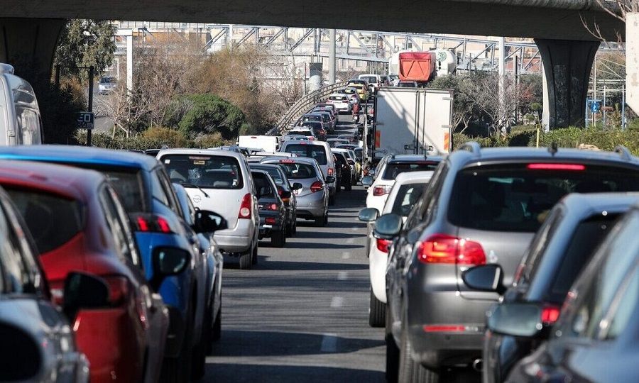 Καραμπόλα 4 οχημάτων στην Κηφισίας, τουλάχιστον ένας τραυματίας