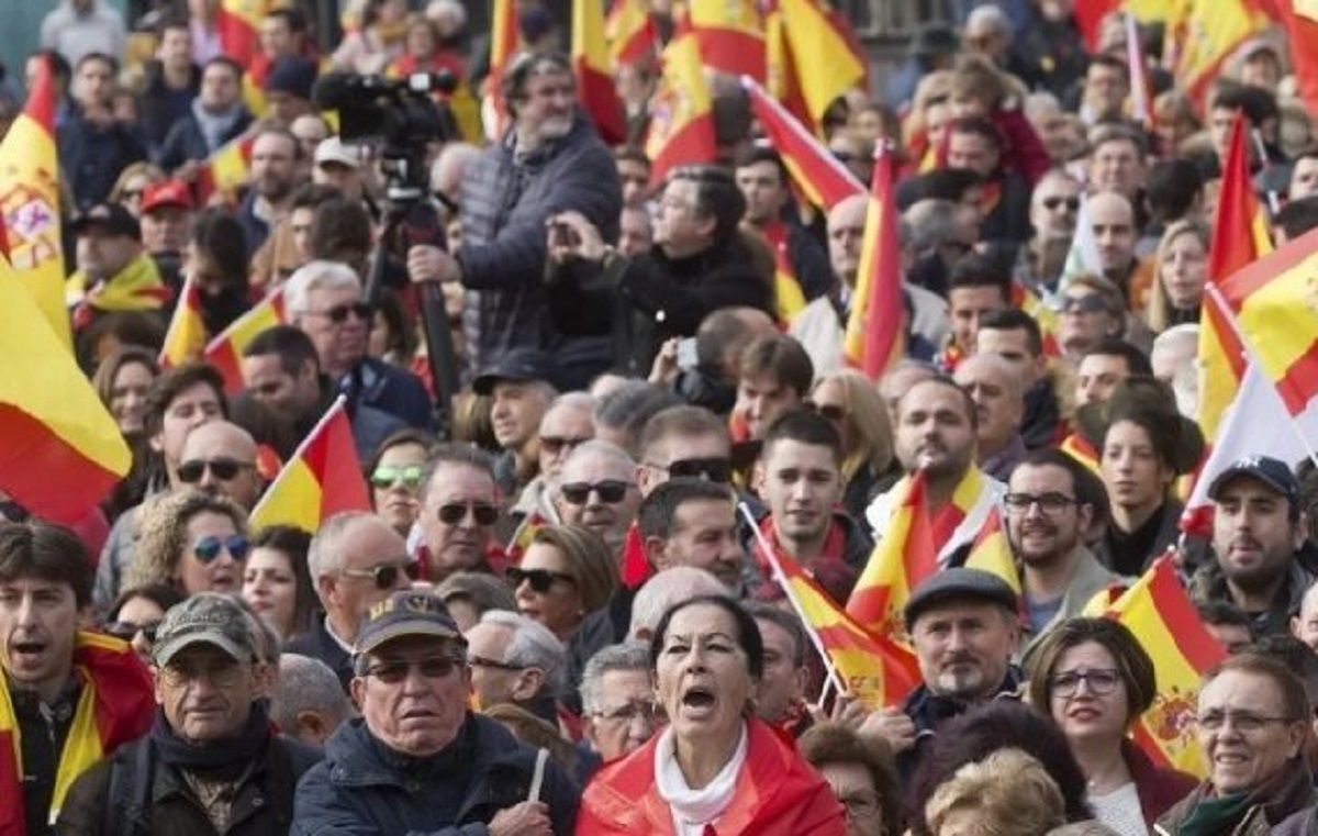 Ισπανία: Δεξιά κόμματα έβγαλαν στους δρόμους χιλιάδες διαδηλωτές στη Μαδρίτη κατά του Σάντσεθ