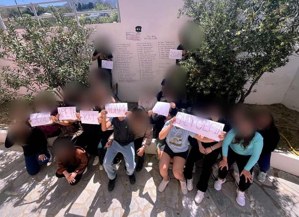Τέμπη: Έδωσαν αποβολή σε μαθητές επειδή ήθελαν να τραγουδήσουν για την τραγωδία σε σχολική γιορτή