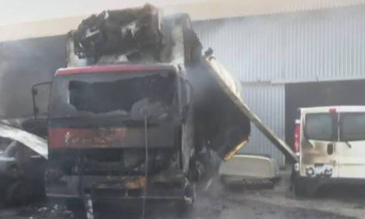 Θεσσαλονίκη: Κάηκαν αυτοκίνητα σε πάρκινγκ κοντά στο λιμάνι