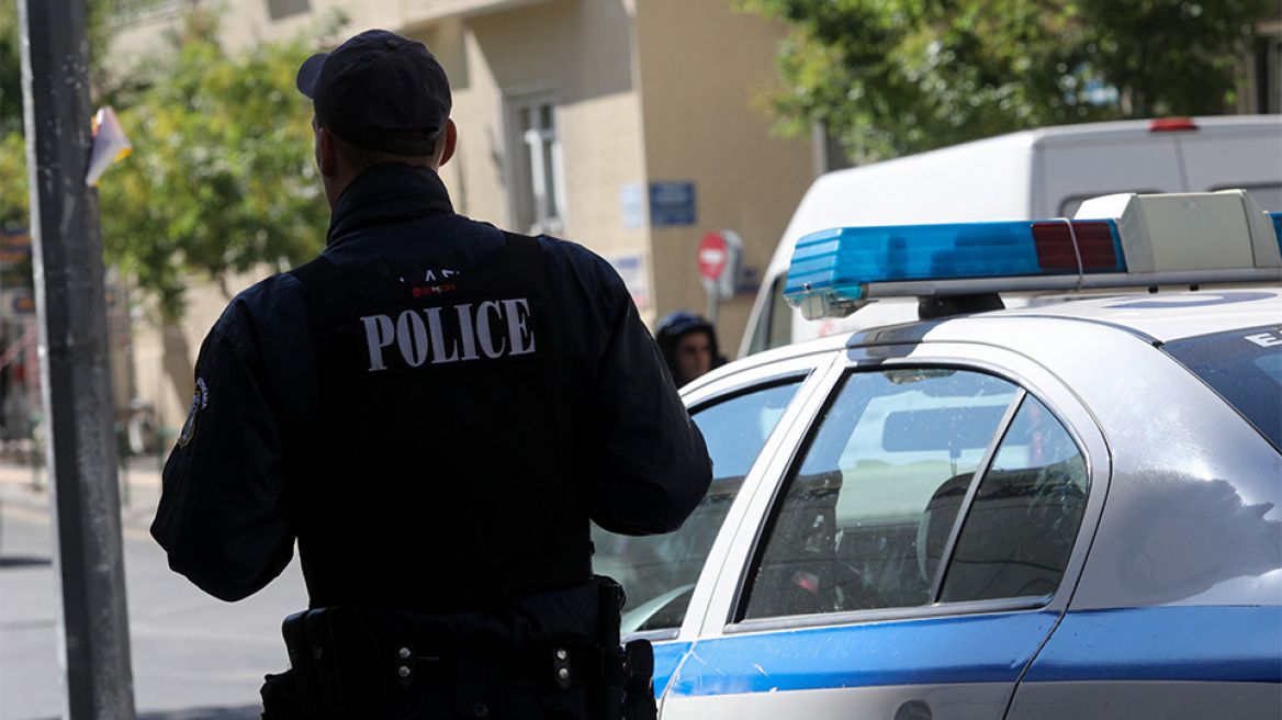 Εξάρχεια: Χειροπέδες σε δύο άτομα – Βρέθηκαν όπλα στο αυτοκίνητό τους