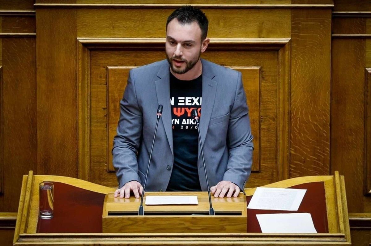 Κωνσταντίνος Φλώρος: Ο μοναδικός Βουλευτής που φόρεσε την μπλούζα για τους νεκρούς στα Τέμπη