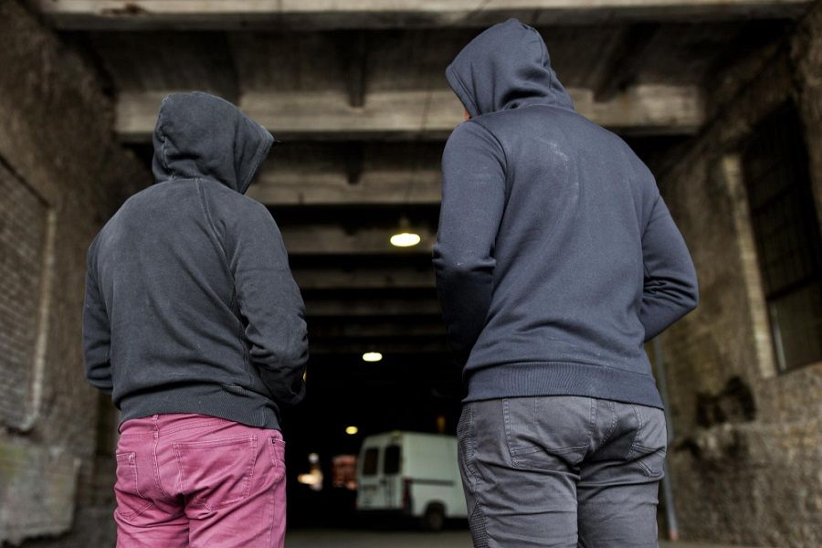 «Μην αφήνετε τις κόρες σας να πηγαίνουν μόνες σχολείο»! Το απόλυτο ΣΟΚ βιασμών από αλλοδαπούς στην Ευρώπη