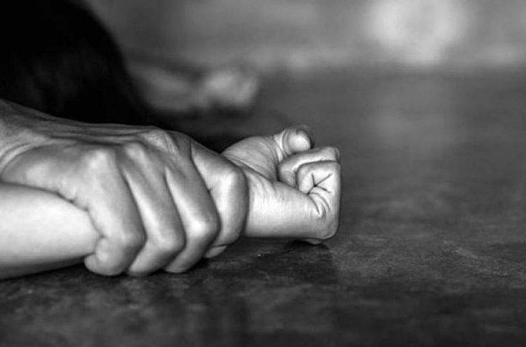 ΦΡΙΚΗ ΣΤΗΝ ΑΘΗΝΑ – 56ΧΡΟΝΟΣ ΑΛΒΑΝΟΣ ΒΙΑΖΕ ΑΝΗΛΙΚΗ ΓΙΑ 7 ΧΡΟΝΙΑ!