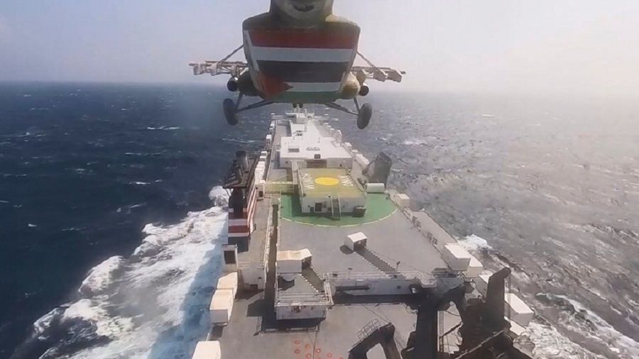 ΕΡΥΘΡΑ ΘΑΛΑΣΣΑ: ΕΠΙΘΕΣΗ ΜΕ ΔΥΟ ΠΥΡΑΥΛΟΥΣ ΣΕ ΕΛΛΗΝΟΚΤΗΤΟ ΦΟΡΤΗΓΟ ΠΛΟΙΟ