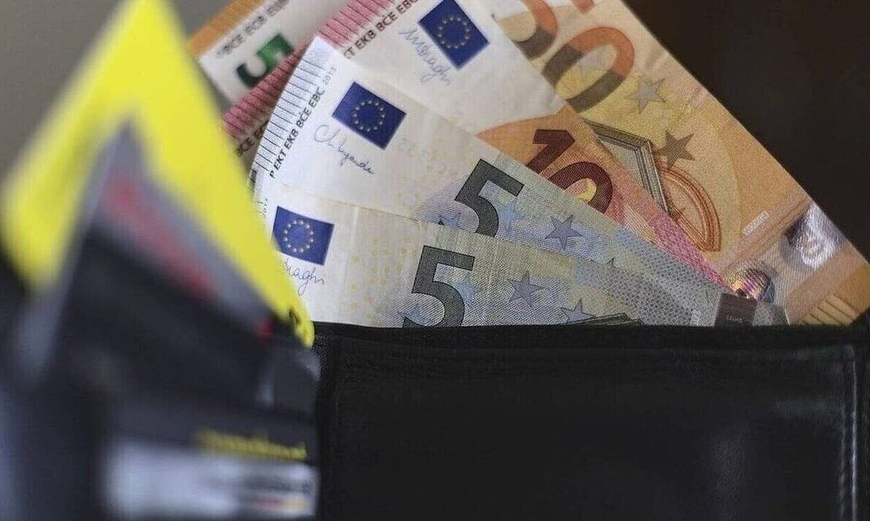 Αυξάνεται από σήμερα ο κατώτατος μισθός