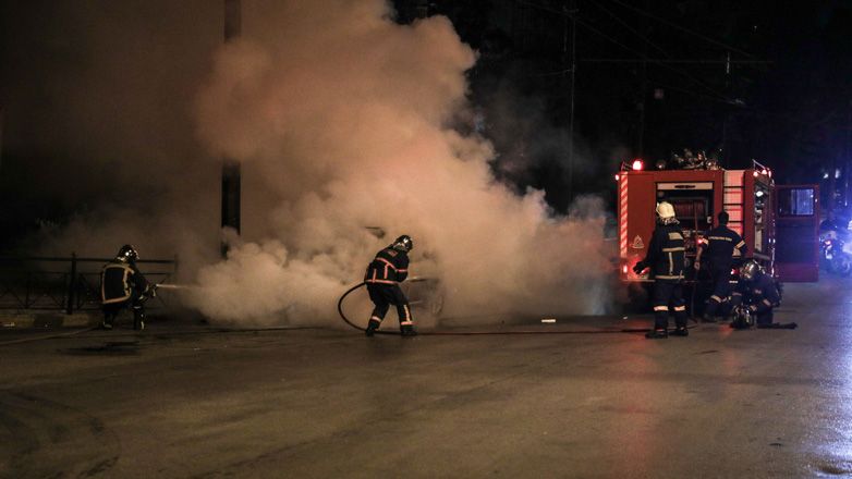 Ζωγράφου: Στις φλόγες δύο αυτοκίνητα έξω από την Πανεπιστημιούπολη